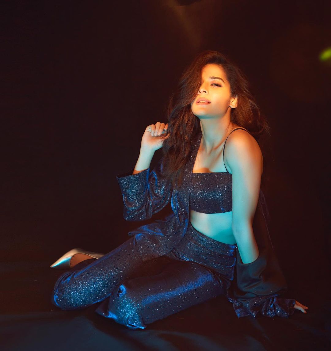 talkingbling's tweet photo. #MithilaPalkar looks hot in these latest glam stills look!🖤😍
.
.
#mithilapalkar #mithilapalkarfc #beauty #talkingbling https://t.co/unmELi6Xbv