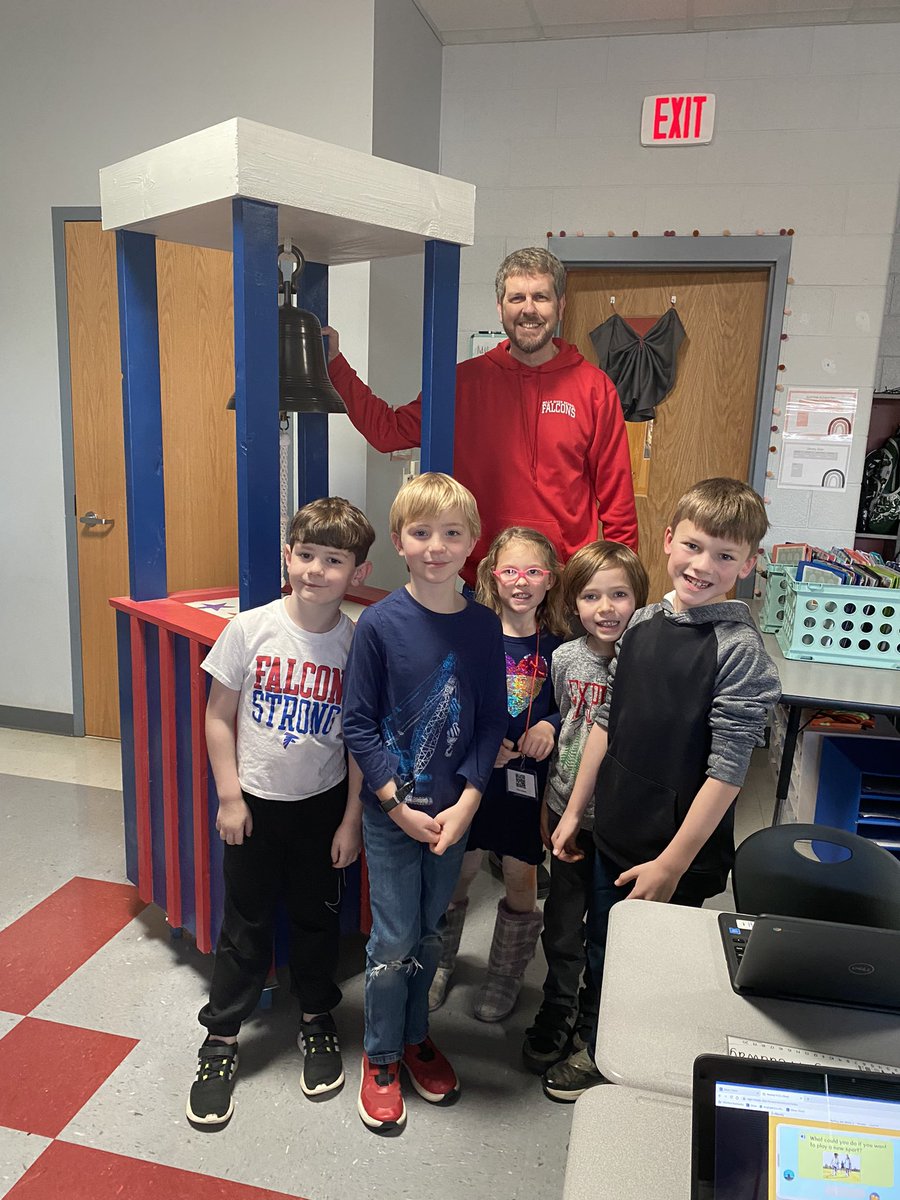 mrspruittfirst's tweet image. Proud of these bell ringers! They met or exceeded growth on iReady math and/or reading. #heretofly @MillsRiverSch