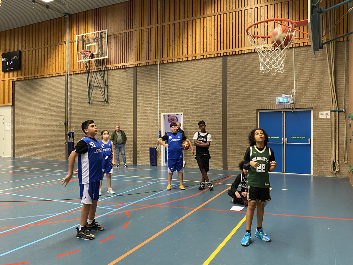 SbvJuventus's tweet photo. Het nieuwjaarsevenement was een groot succes! Een gezellige en sportieve aftrap van het nieuwe jaar. Morgen worden alweer de eerste wedstrijden gespeeld. Succes jongens en meiden! #basketball🏀 #sbvjuventus https://t.co/FuAAePhvri
