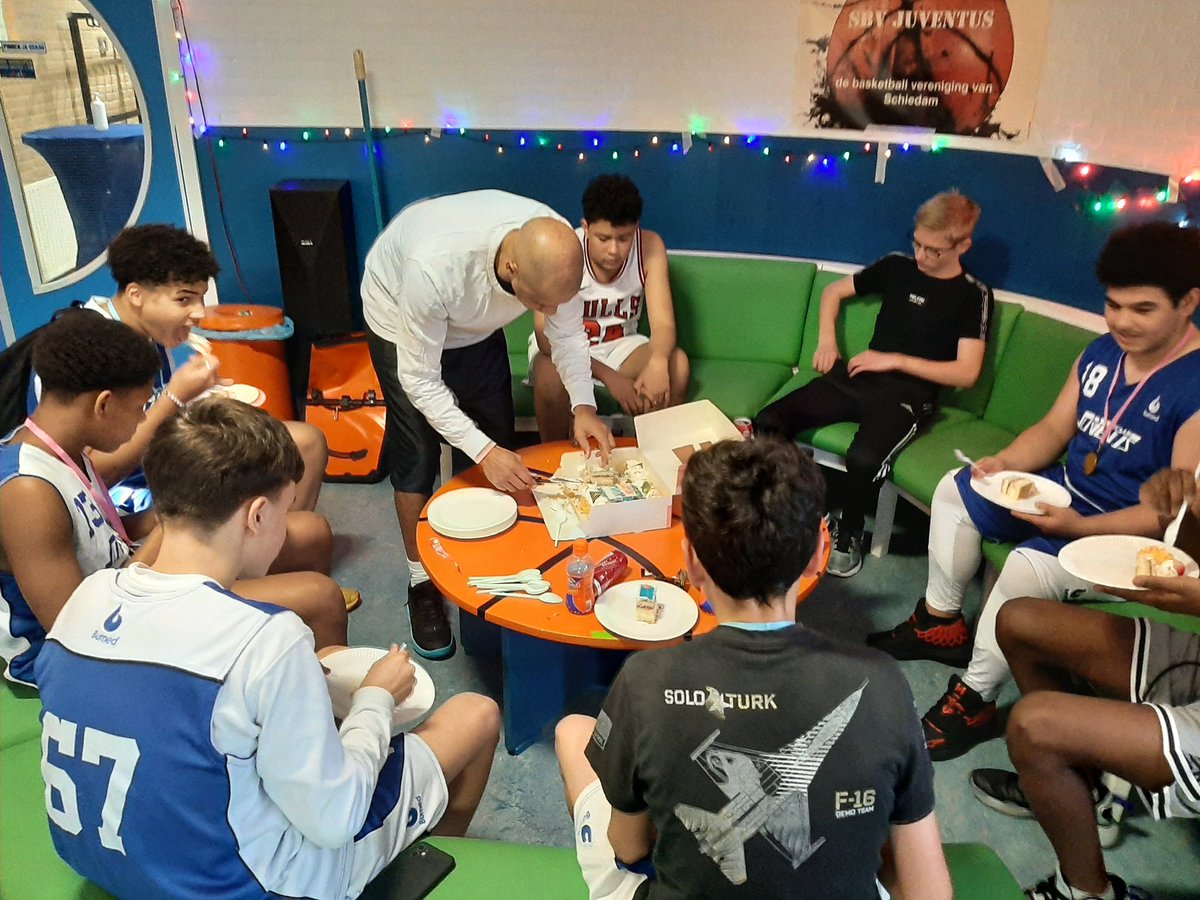 SbvJuventus's tweet photo. Het nieuwjaarsevenement was een groot succes! Een gezellige en sportieve aftrap van het nieuwe jaar. Morgen worden alweer de eerste wedstrijden gespeeld. Succes jongens en meiden! #basketball🏀 #sbvjuventus https://t.co/FuAAePhvri