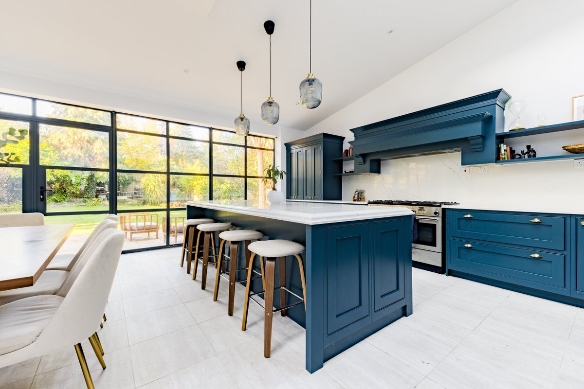 KFHproperty's tweet photo. We are finishing the week with this exceptional six double bedroom detached family home. 

To view the full image gallery click here: https://t.co/RsOHLOApSy

#kfhproperty #london #da14 #chislehurst #sidcup #familyhome #property #londonestateagent #londonproperty #interiorinspo https://t.co/iQCAri04KO