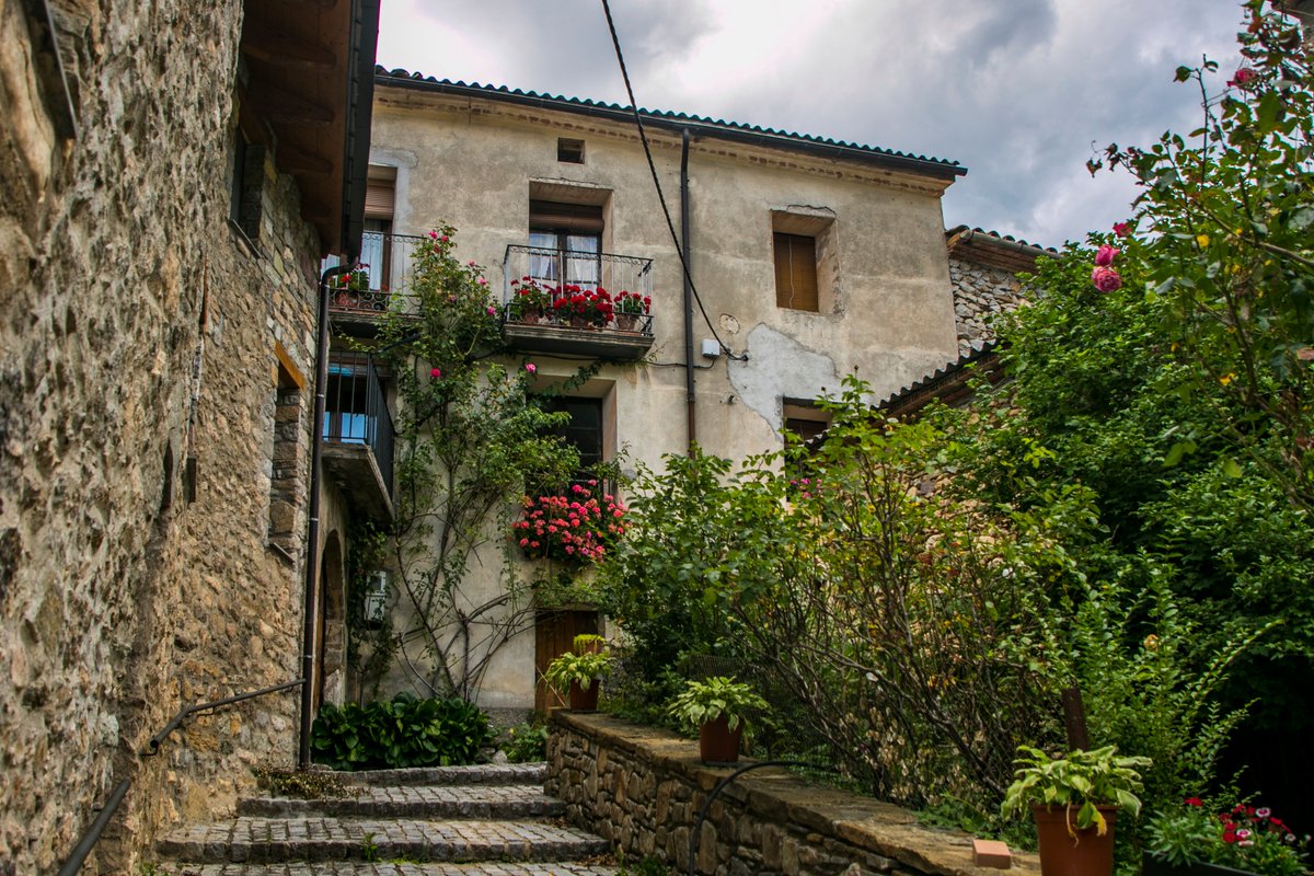 PuntoPirineos's tweet photo. Pueblos pequeños, donde pasear en calma y sentirse acogido. Como en #Forcat, una parada en tu aventura por #PuntoPirineos, tu #PuntoDePartida para descubrir una nueva experiencia. ¿Vienes? https://t.co/wO5L0n4mO8