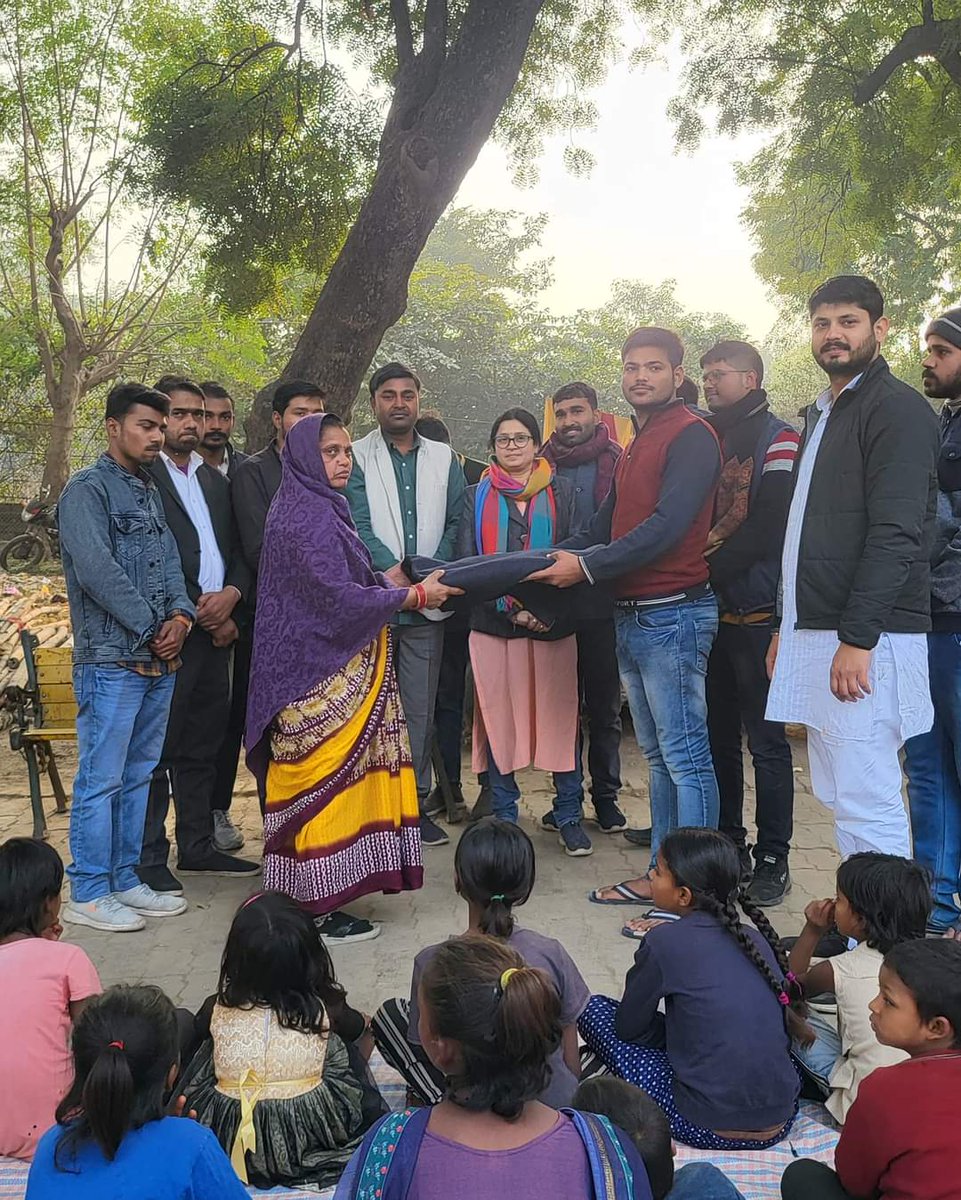 kirtika_agrawal's tweet image. राष्ट्रीय युवा दिवस के उपलक्ष्य पर #सेवार्थ_विद्यार्थी (#StudentsForSeva) इलाहाबाद विश्वविद्यालय इकाई द्वारा संगम कुष्ठ रोगी सेवा वस्ती में कंबल व वस्त्र वितरण किया गया।
#NationalYouthDay
#abvpvoice
#कंबल_वितरण