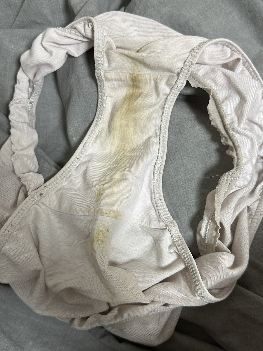 고삼 5일 정도 입은 팬티 3.8에 팔아용 자위 3번 넘게 함 다른 거 요구 안 하시고 쿨거 하시면 쉬안닦 한 번 추가해드려요 착샷 x...