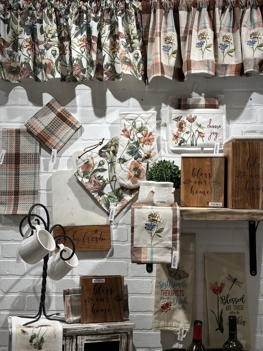 ParkDesigns's tweet photo. Happy Friday, retailers! Only 3 more days at Americas Mart Atlanta. View our new home decor collections and take advantage of the show specials from today to January 16th! 📍Building 2, Showroom 1619
#homedecor #wholesale #decor #interiordesign #atlmkt #americasmart #wintershow https://t.co/jsC0pMvkqS