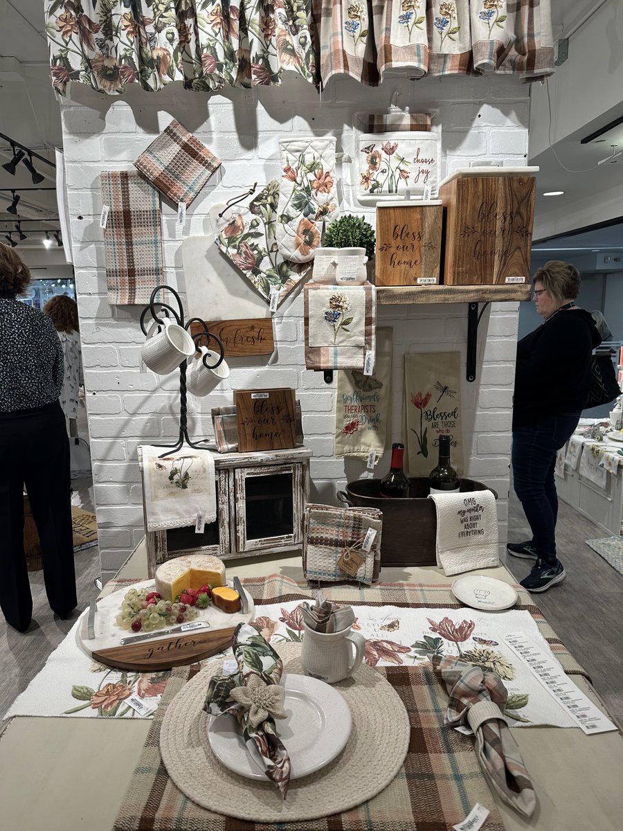 ParkDesigns's tweet photo. Happy Friday, retailers! Only 3 more days at Americas Mart Atlanta. View our new home decor collections and take advantage of the show specials from today to January 16th! 📍Building 2, Showroom 1619
#homedecor #wholesale #decor #interiordesign #atlmkt #americasmart #wintershow https://t.co/jsC0pMvkqS