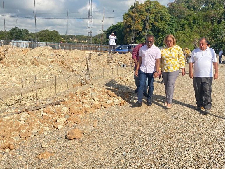 20carela's tweet photo. Junto a la Gobernadora Pura Casilla, Supervisando los trabajos de construcción del Mercado y Matadero de nuestro Municipio de Nigua.@PuraCasilla https://t.co/tYwqtHRmX4