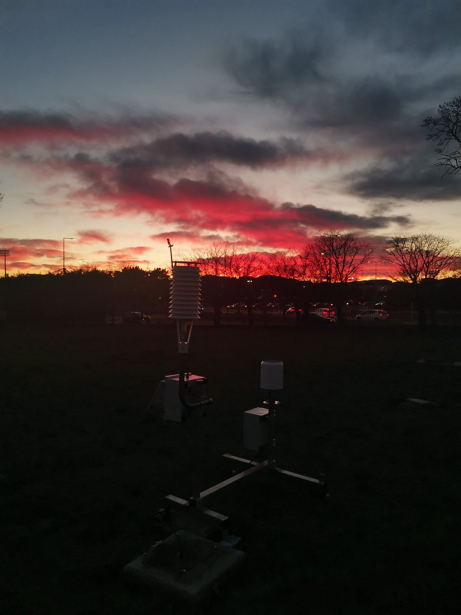 MeteoFrance_SE's tweet photo. Coucher de soleil flamboyant sur les installations en test du centre météorologique d'#AixEnProvence ce soir. 😍
Pour partager vos photos météo, rendez-vous sur les #ObsParticipatives sur l'application @meteofrance! https://t.co/SPwBcRfNBd