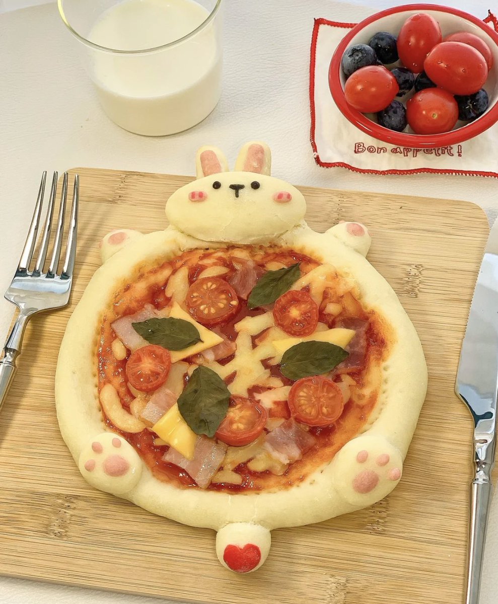 seokuva's tweet photo. bunny pizza 🐰🍕 https://t.co/vJAdnlmy9h