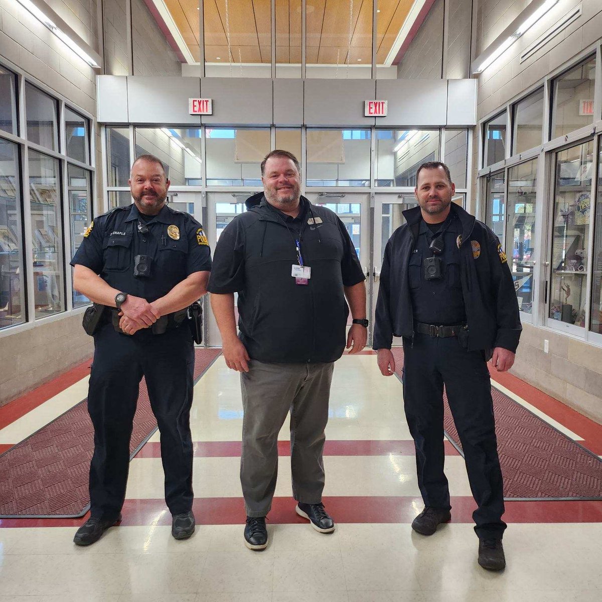 bakerjf_nytx's tweet photo. ⁦@LewisvilleHS⁩ thanks ⁦@FlowerMoundPD⁩ and SROs Chaple and Mueller for spending the day working with the Farmers. Thanks for being here so our ⁦@LewisvillePD⁩ officers can celebrate the life of Assistant Chief Powell! #oneLISD ⁦@Marcus_HS⁩  ⁦@FMHS9⁩ https://t.co/HIVR9Y1gfw