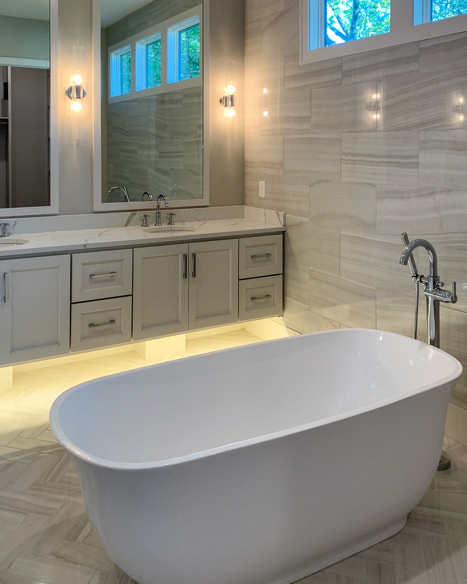 CedarCreekKC's tweet photo. Who’s ready to soak up the weekend? Or should we say soak into it? 🛀🙋♀️
.
.
.
😍Master Bathroom by #KesslerCustomHomes.
#MasterBath #CedarCreekKC #BathroomGoals #Bathtub #Bathroom #BathroomDesign #Luxury #InteriorArchitecture #Quartz #BathroomTile https://t.co/apfI2vNRd2