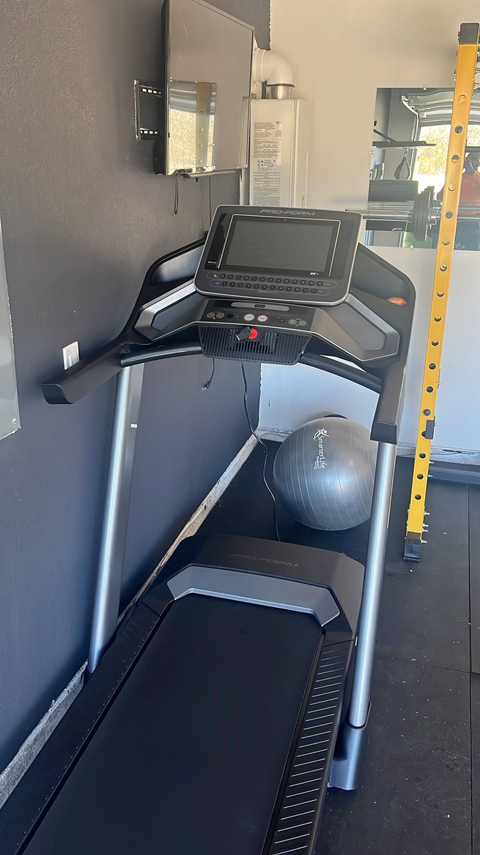 coachdj_m_bfit's tweet photo. Everyday you either get better or worse but you do not stay the same!!! I’m getting back in shape!! 👏🏾 #TheQuote #MyChristmasGift https://t.co/21Sc6cgSc1