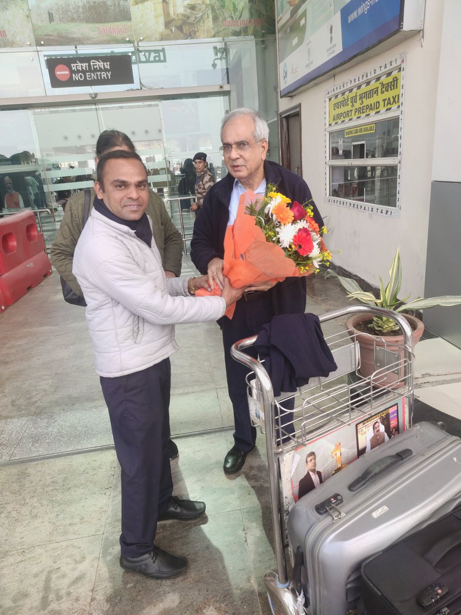 singhhemant42's tweet photo. भारत सरकार के विदेश मंत्रालय के अन्तर्गत, स्वायत्त संस्थान @RIS_NewDelhi के जी 20 विशेष कार्यक्रम हेतु विशिष्ठ अतिथि आदरणीय @RajivKumar1 सर के आत्मीय स्वागत के साथ, प्रभावी ज्ञान, सरल एवम् सहज व्यक्तित्व को आत्मसात करने का अवसर प्राप्त हुआ। इस हेतु आदरणीय @Sachin_Chat सर का आभार. https://t.co/0X5xHAEkUq