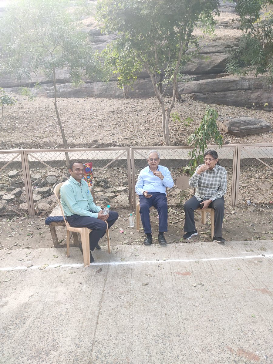 singhhemant42's tweet photo. भारत सरकार के विदेश मंत्रालय के अन्तर्गत, स्वायत्त संस्थान @RIS_NewDelhi के जी 20 विशेष कार्यक्रम हेतु विशिष्ठ अतिथि आदरणीय @RajivKumar1 सर के आत्मीय स्वागत के साथ, प्रभावी ज्ञान, सरल एवम् सहज व्यक्तित्व को आत्मसात करने का अवसर प्राप्त हुआ। इस हेतु आदरणीय @Sachin_Chat सर का आभार. https://t.co/0X5xHAEkUq