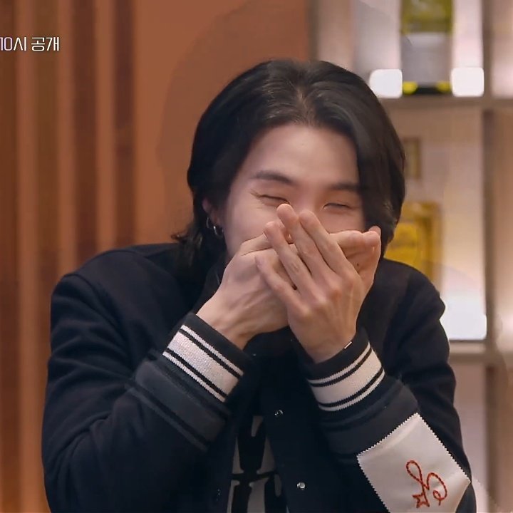 deenaVIP's tweet image. Not gonna lie, this relieves my mood a bit. If only some of their disrespectful fans didn't across my TL, I'd find this fanboying moments cute &amp;amp; maybe stalk his work a bit. Their faves been admiring BB since then till now. If only there's no stupid war between both fandom 💀💔