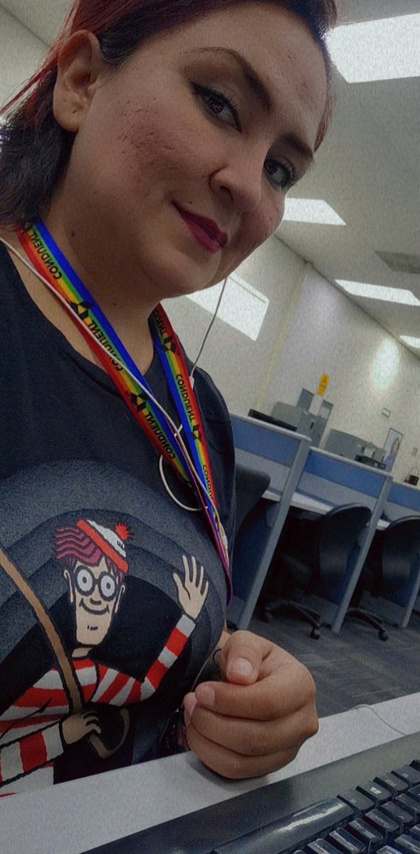 fanycata's tweet photo. Traje una playera navideña a la oficina, es lo equivalente a no quitar él árbolito así que ni me juzguen... Saludos cordiales. #PoderosoViernes https://t.co/aK82MzR72C
