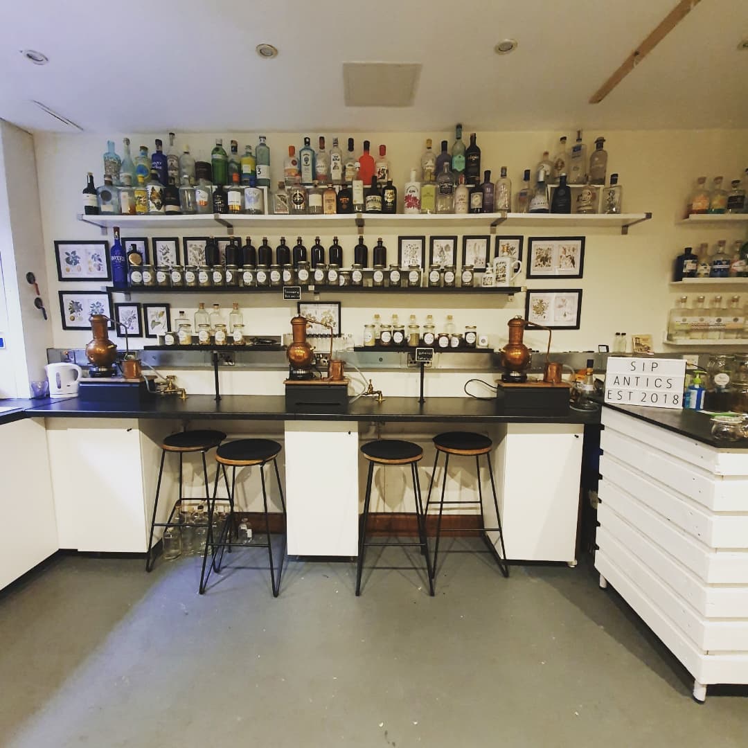 IberianCoppers's tweet image. Today we feature @Sipantics, a micro distillery specializing in a gin school. Thank you Gary for your trust in our company since 2018! Any gin enthusiast will have so much fun distilling their own gin, as well as experiencing such a vast range of botanicals. #iberiancoppers