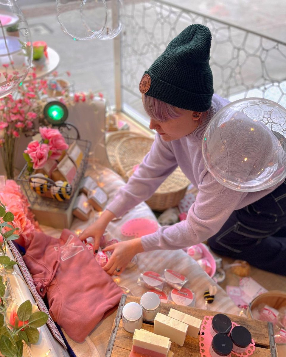 CdASoap's tweet photo. Love is in the air so stop in and enjoy all the fresh sights and smells. 💐💕💌

#MountainMadnessSoap #CleanByNature #WindowDecor #Valentines #PinkVibes #Bubbles #SoapMakers https://t.co/rWa2FWC2vl
