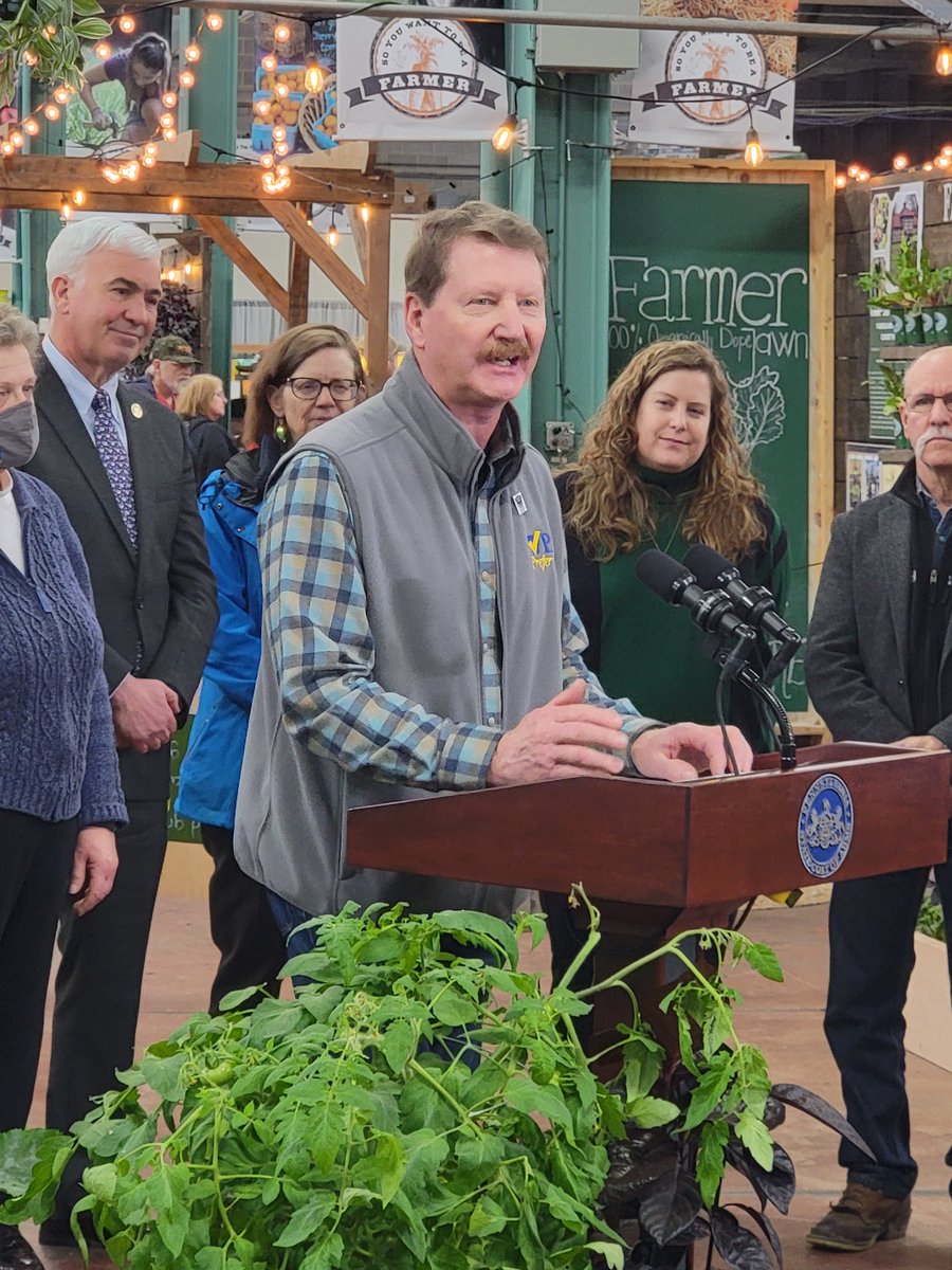 PASenAgComm's tweet image. Committee Chairs @SenElderVogelJr and @SenJudySchwank joined @PAAgriculture Secretary Redding for the organic farming program this morning @FarmShowComplex. #PAFarmShow
