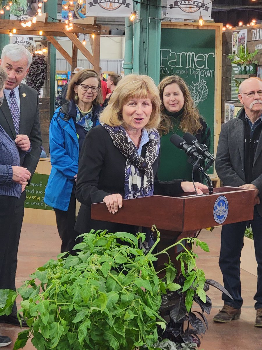 PASenAgComm's tweet image. Committee Chairs @SenElderVogelJr and @SenJudySchwank joined @PAAgriculture Secretary Redding for the organic farming program this morning @FarmShowComplex. #PAFarmShow