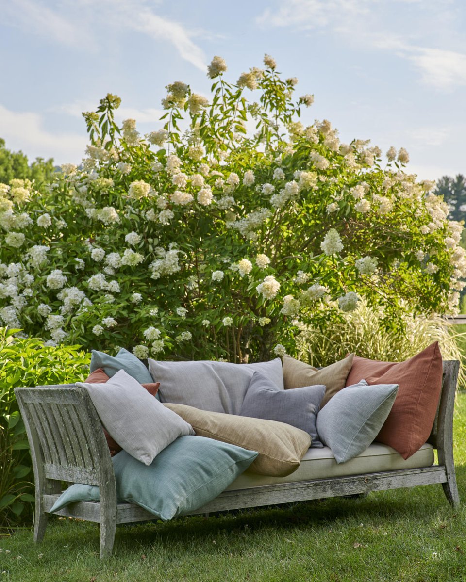 DefiningEleganc's tweet image. Barrington by TL at home offers the fashion aficionado homeowner many options to embellish their bedroom with eight fashion colors for their bedding. 
#DefiningEleganceDotCom #TLathome #duvet #sham

definingelegance.com/signoria-linea…