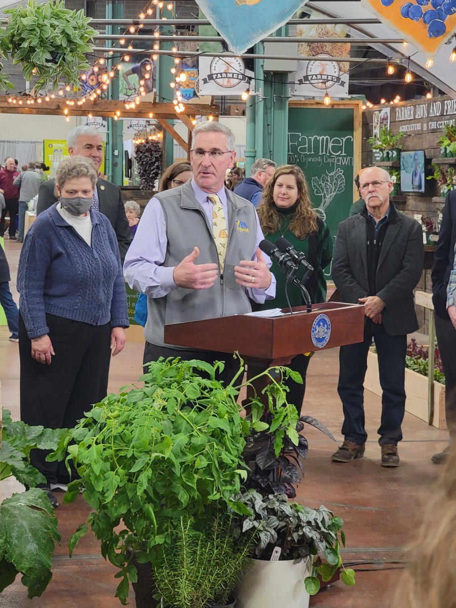 PASenAgComm's tweet image. Committee Chairs @SenElderVogelJr and @SenJudySchwank joined @PAAgriculture Secretary Redding for the organic farming program this morning @FarmShowComplex. #PAFarmShow