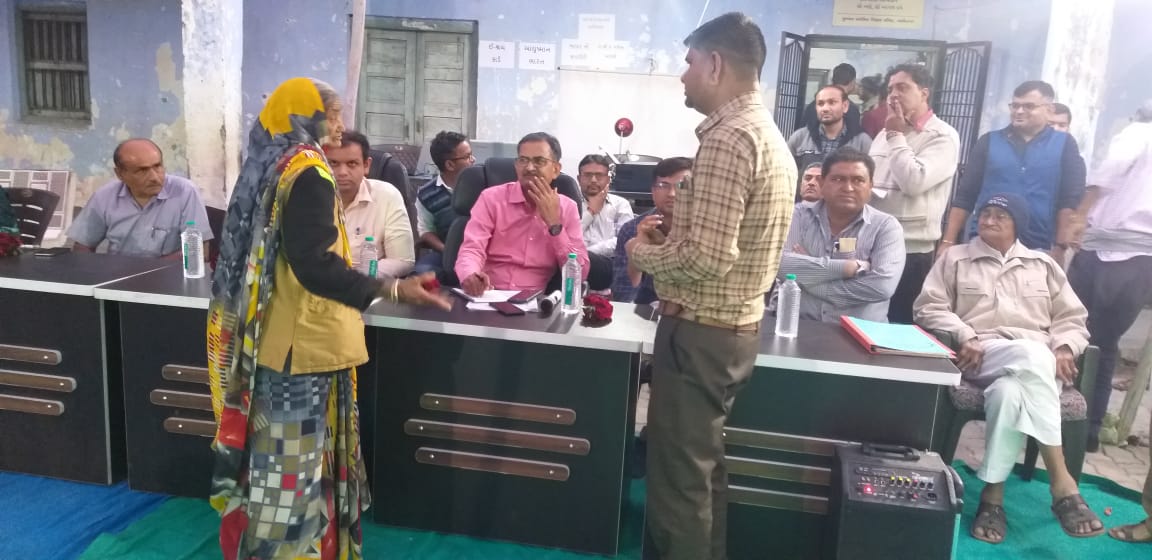 આજ ગારિયાધાર તાલુકાના સુરનગર ગામે રાત્રીસભા કરી ગ્રામજનોના પ્રશ્નો સાંભળી તેના નિરાકરણ માટે ચર્ચા કરી તથા સંબધિત વિભાગના અધિકારીશ્રીઓને નિકાલ કરવા સૂચના કરેલ તથા આંગણવાડી ના બાળકો અને રાત્રી સભામાં ઉપસ્થિત ગ્રામજનો સાથે જન્મ દિવસની ઉજવણી કરેલ.
<a href="/CMOGuj/">CMO Gujarat</a> <a href="/pkumarias/">Pankaj Kumar</a> <a href="/revenuegujarat/">Revenue Dep. Gujarat</a>