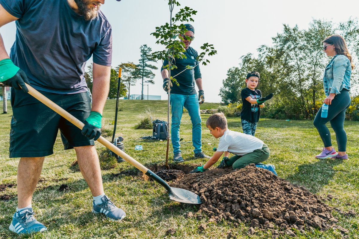 Last September, @KormendyTrott volunteers participated in an urban greening project at the Bob Rumball Centre in Milton, ON! 200 native trees and shrubs were planted to create a sensory garden and fruit garden for members of the center to use!