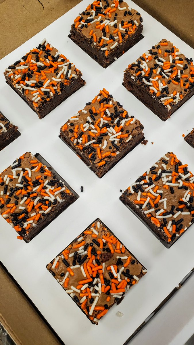 Get your Cincinnati Spirit ready for the BIG GAME on Sunday with our Who Dey Brownies! 🏈
Available today and tomorrow only!! 🧡🖤