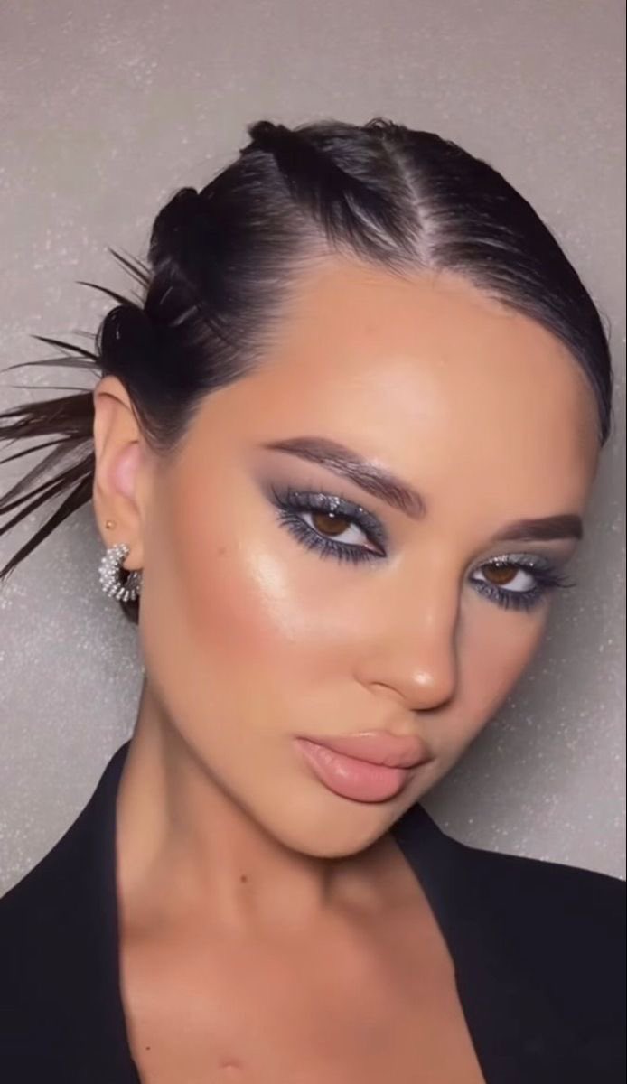 versacesbish's tweet photo. blue eyeliner is also a game changer, especially if you have brown eyes https://t.co/Z0hprcL0qO