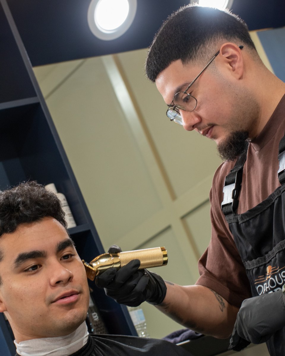 ChophouseBarber's tweet photo. The weekend is here!
#barber #weekendvibes #haircut https://t.co/8S1DpEUaWF