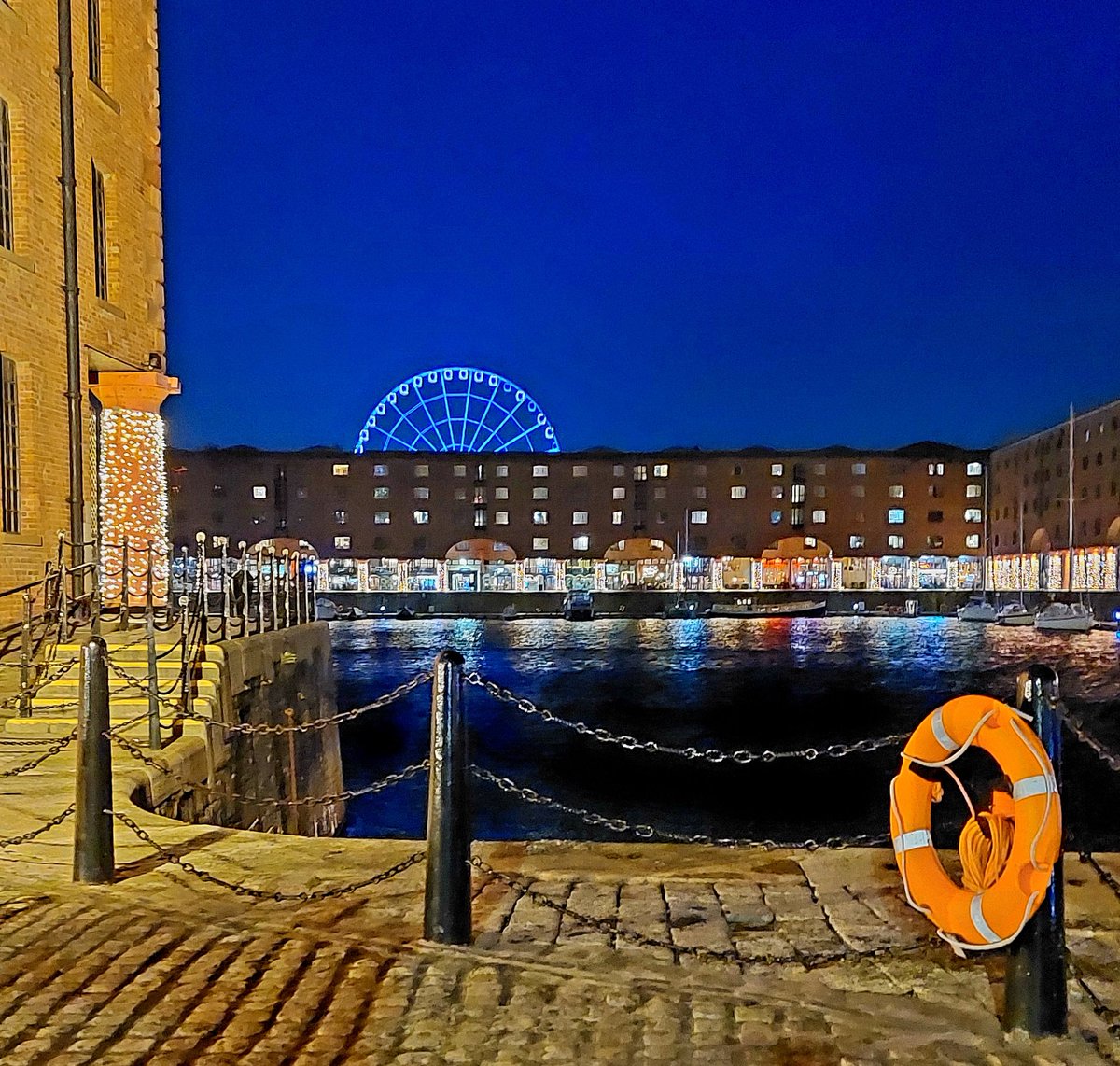 Evening gang.
#albertdock #liverpool