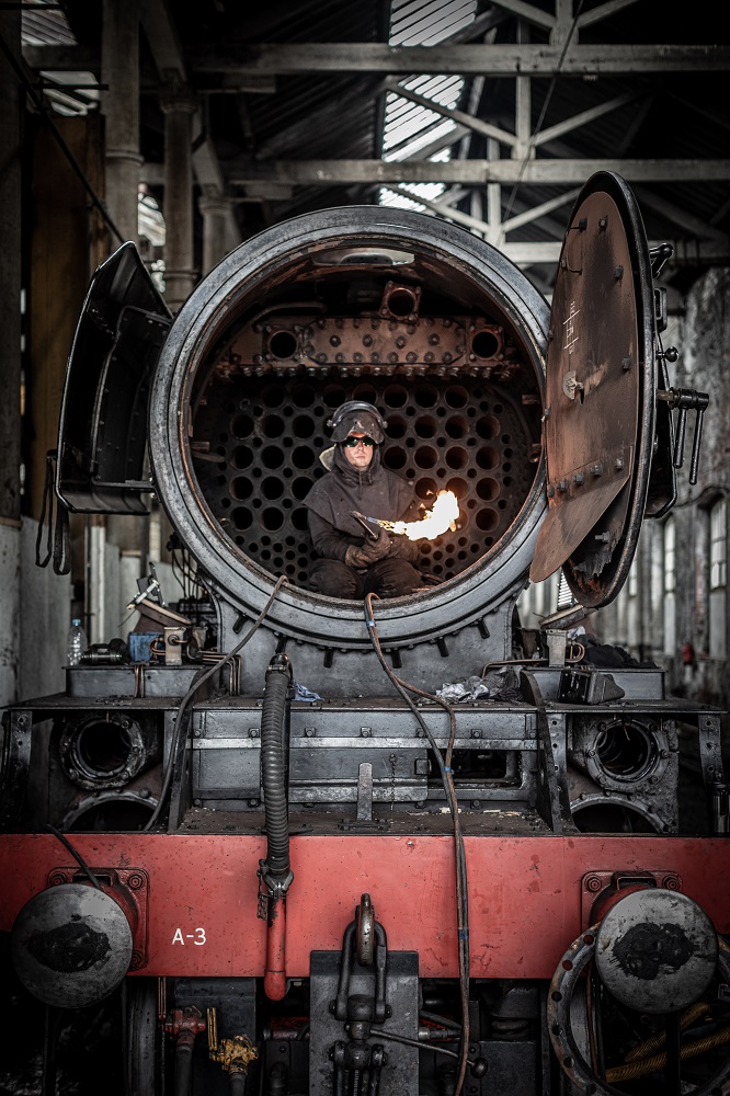 RailwayMuseum's tweet photo. 🔥 One way to stay warm...

📸 Flying Scotsman undergoing overhaul, East Lancs Railway (Steve Morgan / NRM) https://t.co/TfgoxsOqEj