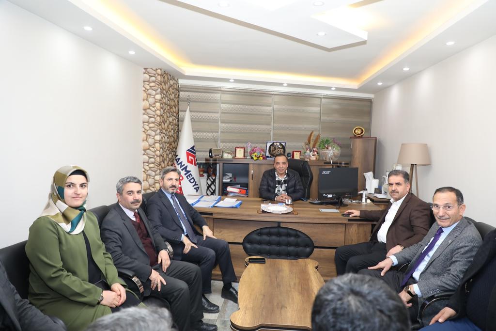 AhmetAYDIN_02's tweet photo. "10 Ocak Çalışan Gazeteciler Günü" münasebetiyle Perre Haber Ajansı ve Yaman Medya'da @ibrahiminan02 ve basın mensuplarını ziyaret ederek, kendilerini tebrik ediyoruz.
@AvHalilFirat 
@mehmetdagtekin_ 
@Mustafaalkayis 
@AvSalihaDiler
@mevlutkustepe https://t.co/qtj42X0DLr