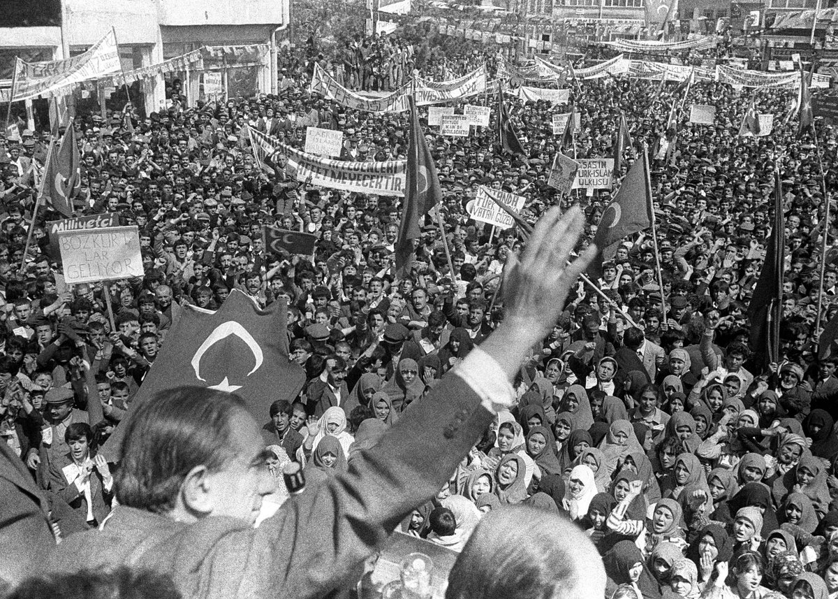 Bize düşen samimiyetle sahtekarlığı tefrik etmek; nihayetinde halkın, hakkın, hakikatin yanında durmaktır.
Ülkücülerin Evi MHP