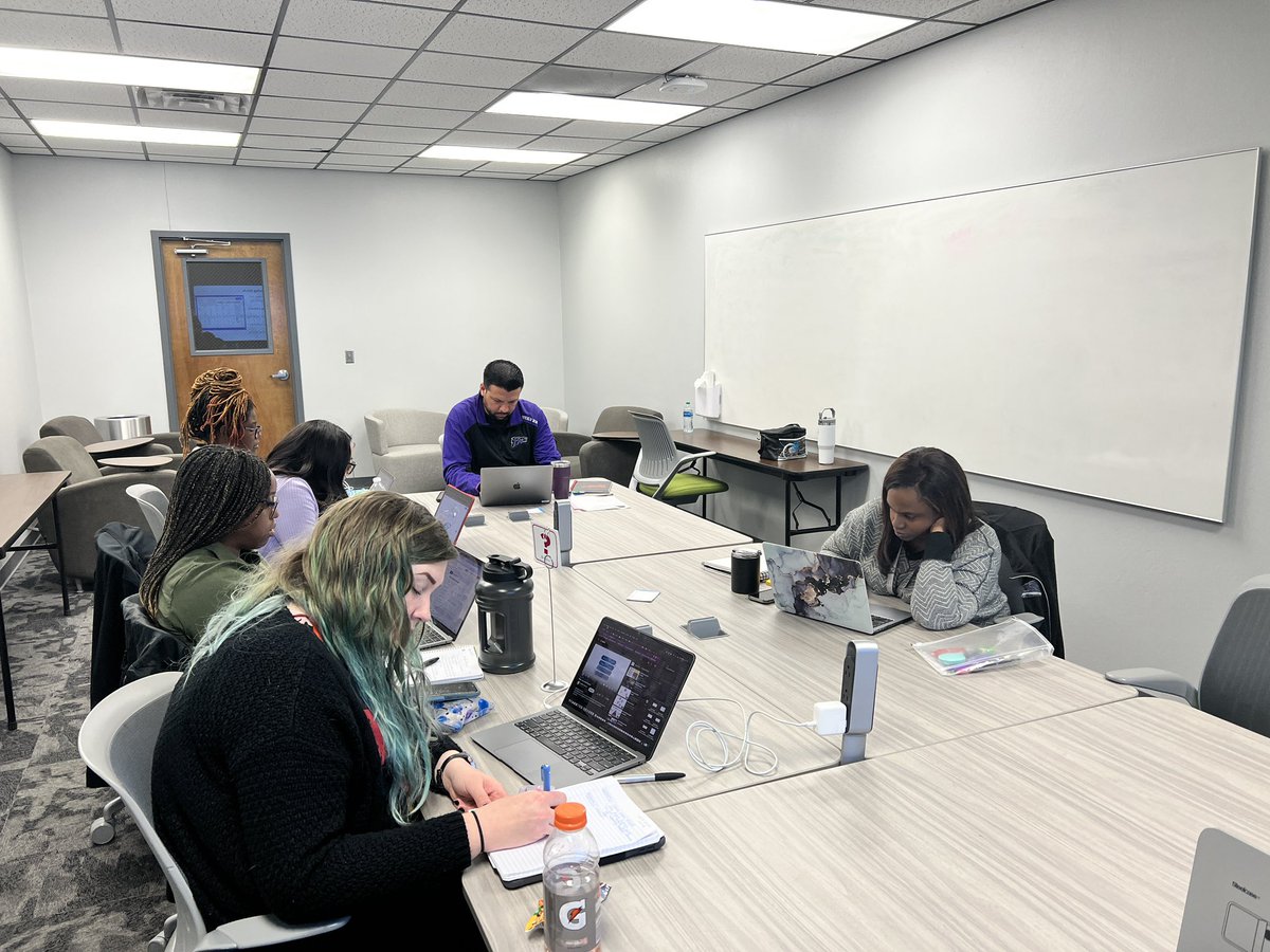 tedford_darcy's tweet photo. Love collaborating with these awesome teachers from @FanninMSGP this morning to share ideas about blended learning and see how it supports differentiation! @Ms_Freeman_Math @engage_learning @l_beard https://t.co/7Krnotgp7x