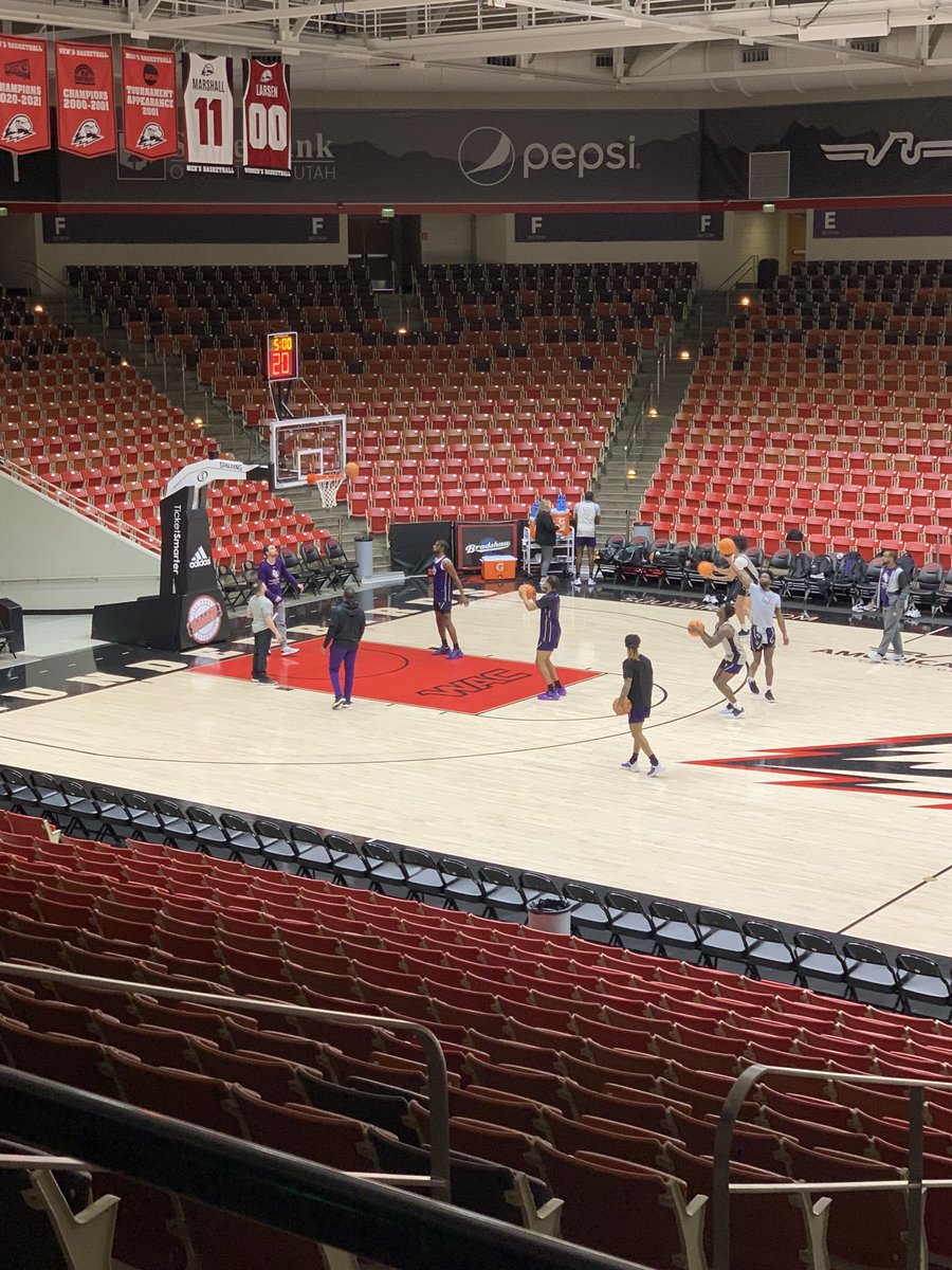 RobMeyers3's tweet photo. 1 game; 1 win. ‘Jacks working for the sweep on the 2 game swing thru Utah vs Southern Utah Saturday at 2, pregame starts at 1:45 CST on the SFA Sports Network https://t.co/FUnffGYGhE #AxeEm https://t.co/jeVFBvdgRG