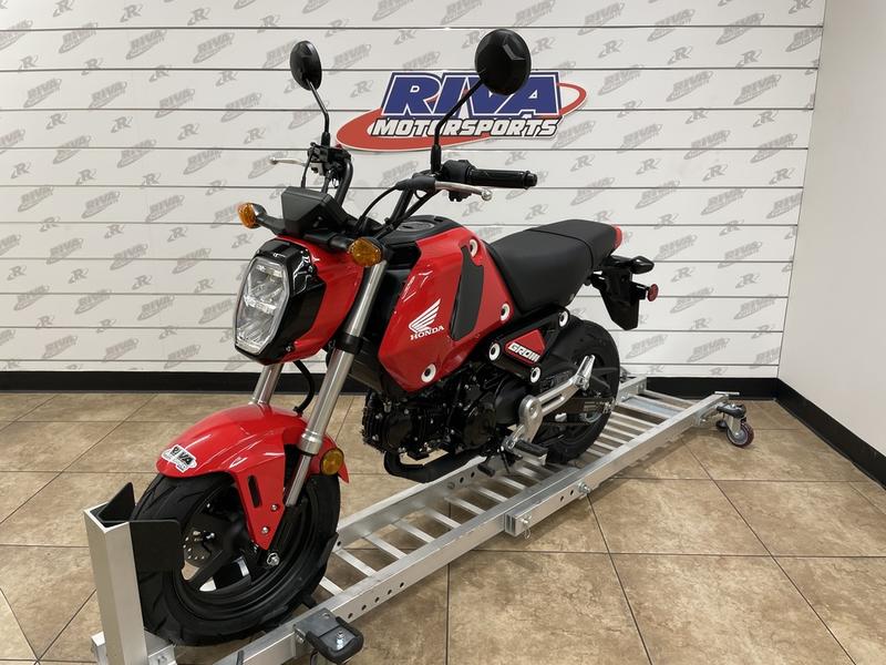 RIVAmotorsports's tweet photo. ⛽ 166* miles per gallon
⚡ #124cc #ElectricStart engine
⚙️ #FiveSpeed transmission
The #Honda #Grom is one of the most popular #motorcycles on the planet, and one ride will tell you why. It's sure to go fast, so get to #RIVAmotorsports today! #HondaGrom #RideRed https://t.co/jWMrNybAST