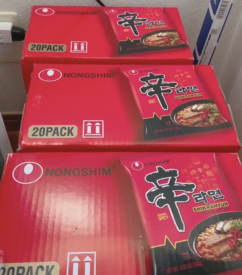 goma_cham_k's tweet photo. 先日辛ラーメンを3ケース（60袋）買いました。

賞味期限まで残り5ヶ月頑張ります😇

後悔はしてません笑 https://t.co/wK5z96XEgT