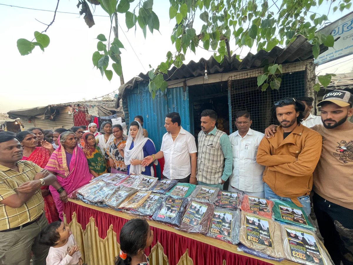 AdvDarshanaPise's tweet photo. #Clothes_Distribution in Ward No: - 140, on Dated: - 11.01.2023.
@abuasimazmi @abufarhanazmi @rais_shk @TajFayyaz @shadabansari88 @__Aliya_Azad_90 @Arif_Abbas_IYC @Nukkadlive1 @gallinews https://t.co/22CPRMeWFY