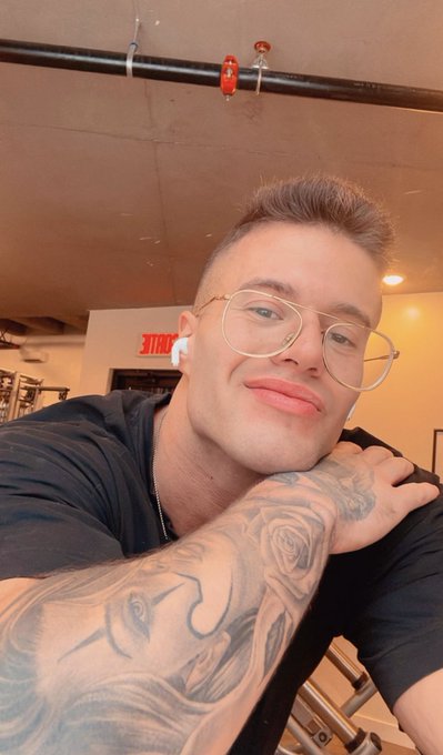 New year Same Me. ❤️ https://t.co/0KLKdvKXPQ<a href="/tag/outnow"class="tags"><span>#outnow</span></a>