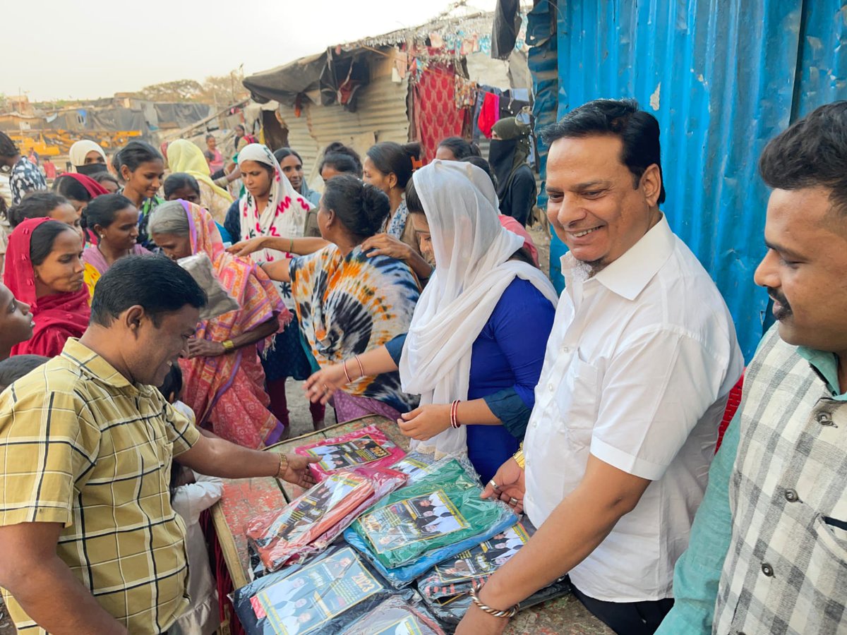 AdvDarshanaPise's tweet photo. #Clothes_Distribution in Ward No: - 140, on Dated: - 11.01.2023.
@abuasimazmi @abufarhanazmi @rais_shk @TajFayyaz @shadabansari88 @__Aliya_Azad_90 @Arif_Abbas_IYC @Nukkadlive1 @gallinews https://t.co/22CPRMeWFY