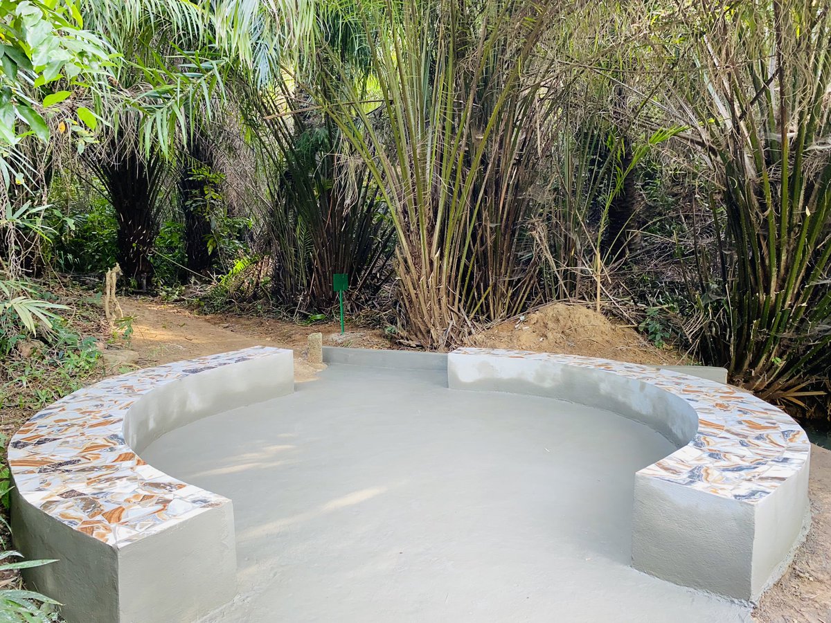 CenterMemory's tweet photo. The Palmwine Corner at the Civil War Memorial in Lungi is an outdoor educational space where we talk about community peace and environmental protection. https://t.co/fFbx5lVN7l