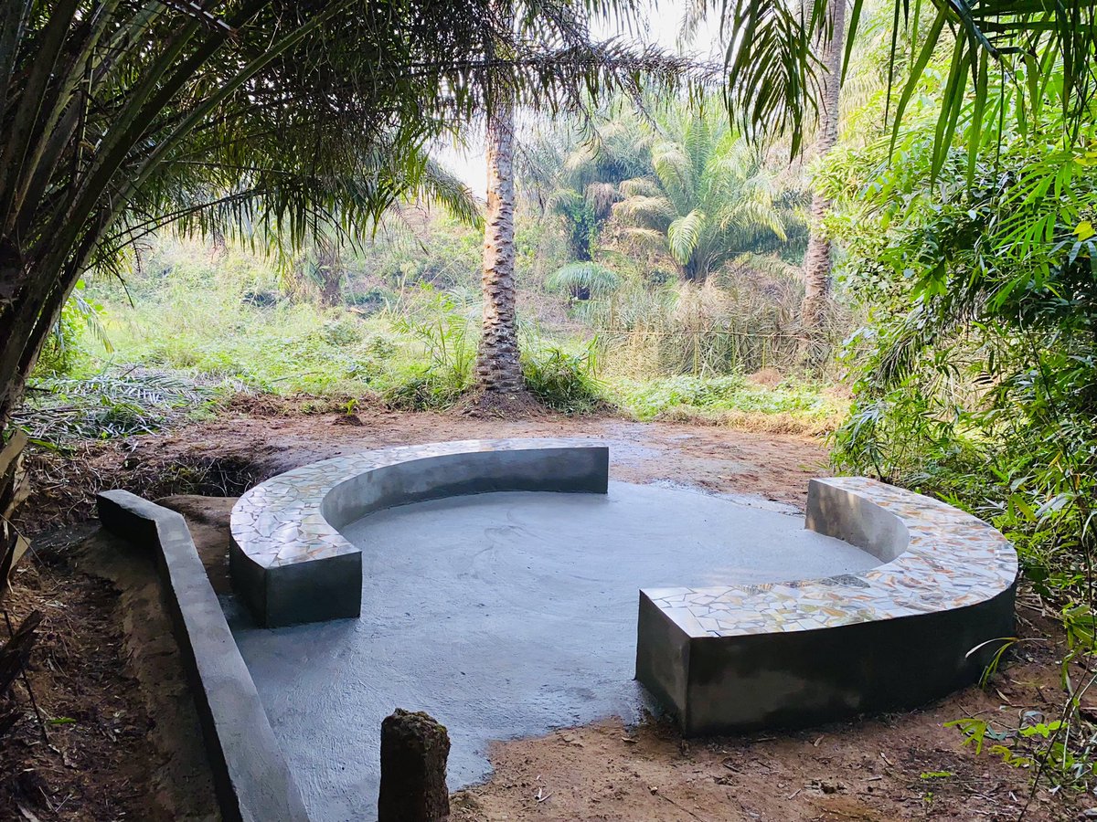 CenterMemory's tweet photo. The Palmwine Corner at the Civil War Memorial in Lungi is an outdoor educational space where we talk about community peace and environmental protection. https://t.co/fFbx5lVN7l