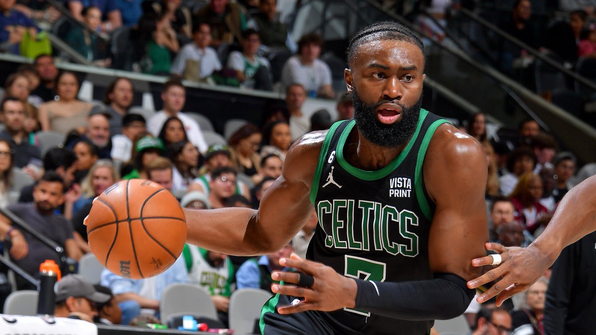 Jaylen Brown's rankings among East backcourt players:

3rd in scoring – 27.2 PPG
1st in rebounding – 7.1 RPG
1st in field-goal makes – 407 FGM
2nd in midrange % – 53.0%

4th in All-Star voting (we need to bump him up)
🚨 Your vote counts 3X today: nba.com/celtics/votejb