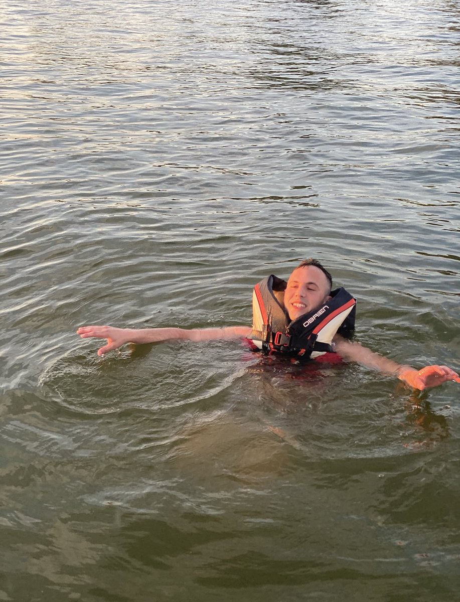 megantombazzi's tweet image. happy birthday you crazy stupid bitch 🤍🤍🤍 i hate you and love you so much #poopgate #yellowdoor #almondjoy #baldie 🤍🤍