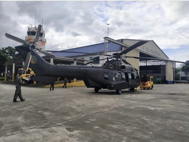 gliciofonseca's tweet photo. O Centro Integrado de Manutenção da @fab_oficial especializado nas Inspeções A/T dos helicópteros #H225M das Forças Armadas 🇧🇷 recebeu nesta semana mais uma aeronave para manutenção sendo que dessa vez foi um HM-4 Jaguar da #AviaçãodoExército de numeral EB5012 oriundo do #4BAvEx https://t.co/8vkr58V9Bf