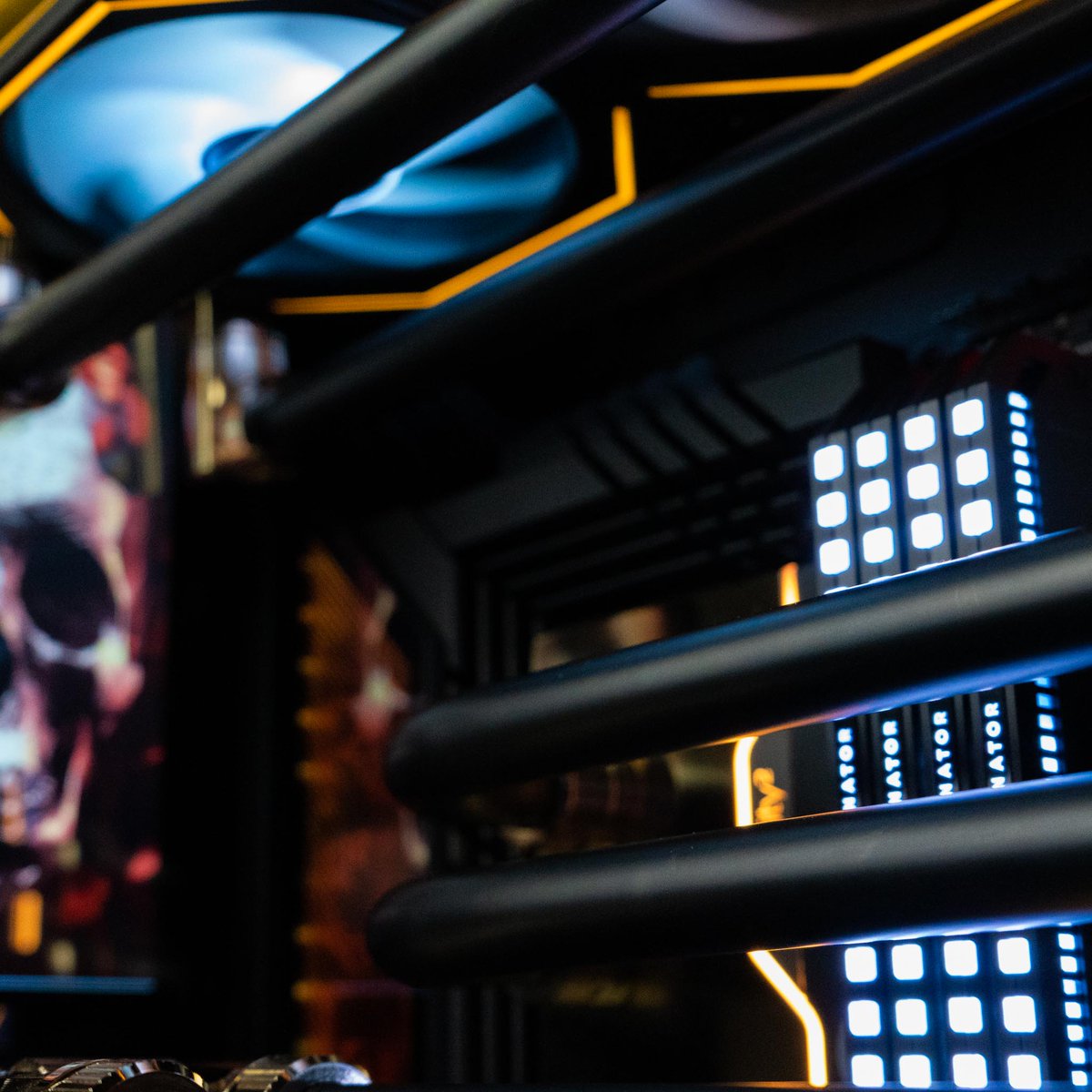 AlexanderPCS's tweet image. Today we have something awesome to show off. We teased it a little with yesterday’s post. We made a black metal tube with gold fittings metal loop… with hand painted art. This was for a customer and it came out looking so 🔥!!
#pcbuild #pc #liquidpc #alexanderpcs #art