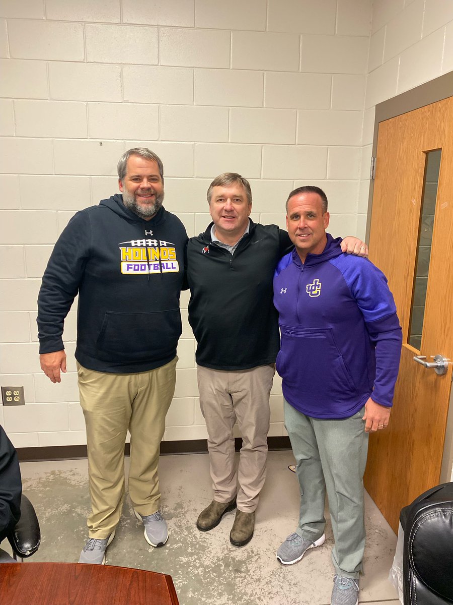 KirbySmartUGA's tweet photo. Jones County HS! 6 down #GoDawgs #100schools https://t.co/Vl3amkldLY