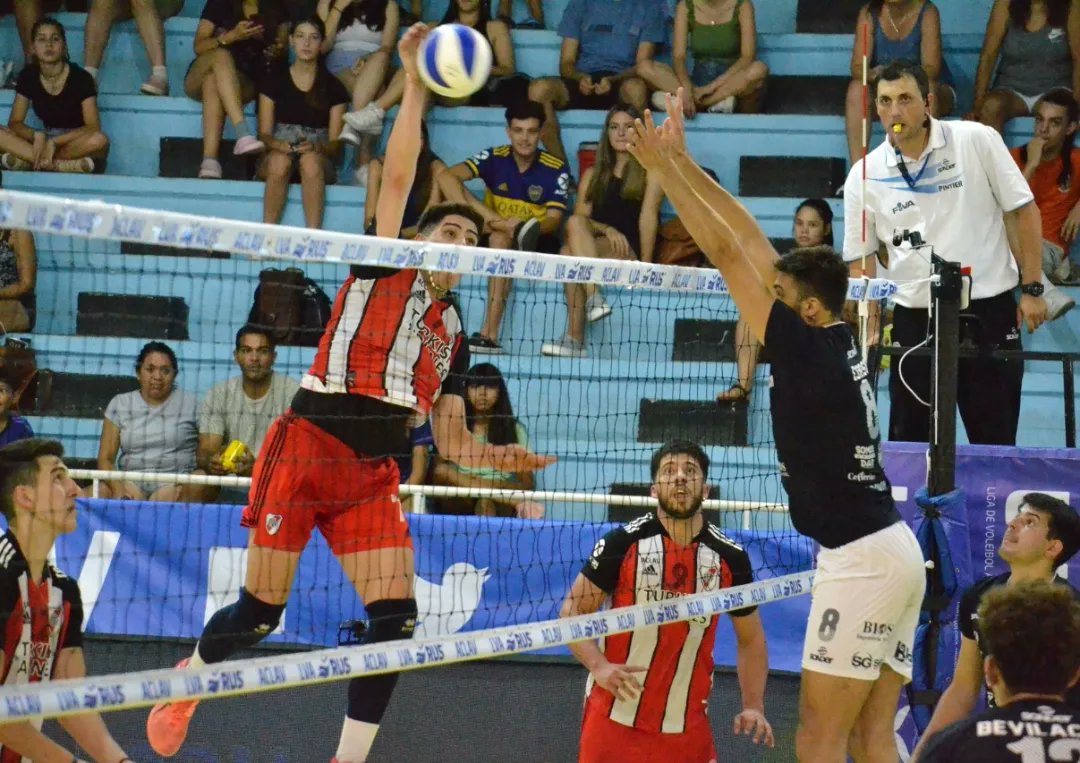 RiverVoley's tweet photo. 𝙉𝘼𝙃𝙐𝙀𝙇 7️⃣🔥

📸 @VoleyACLAV https://t.co/mLHNz8FPUG